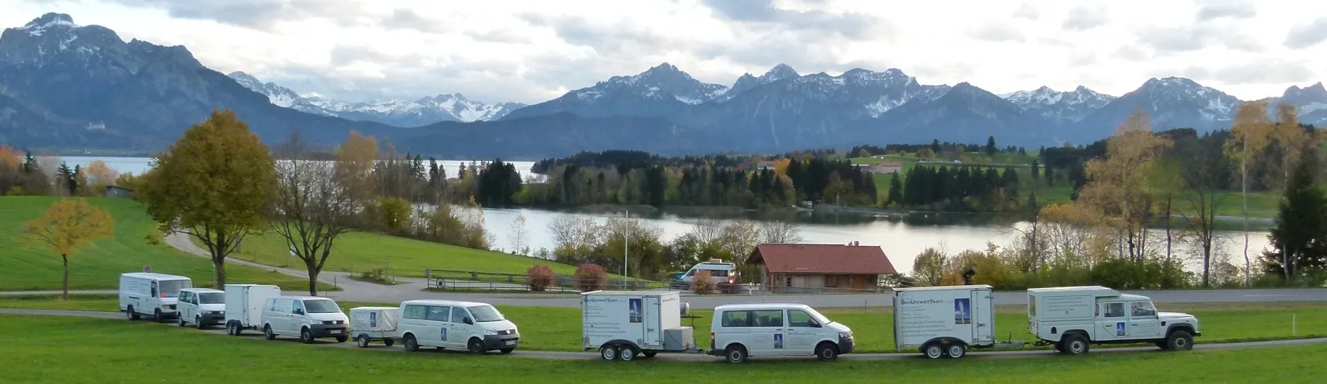 Die Fahrzeugflotte von GeoUmweltTeam vor dem Forggensee im Allgäu